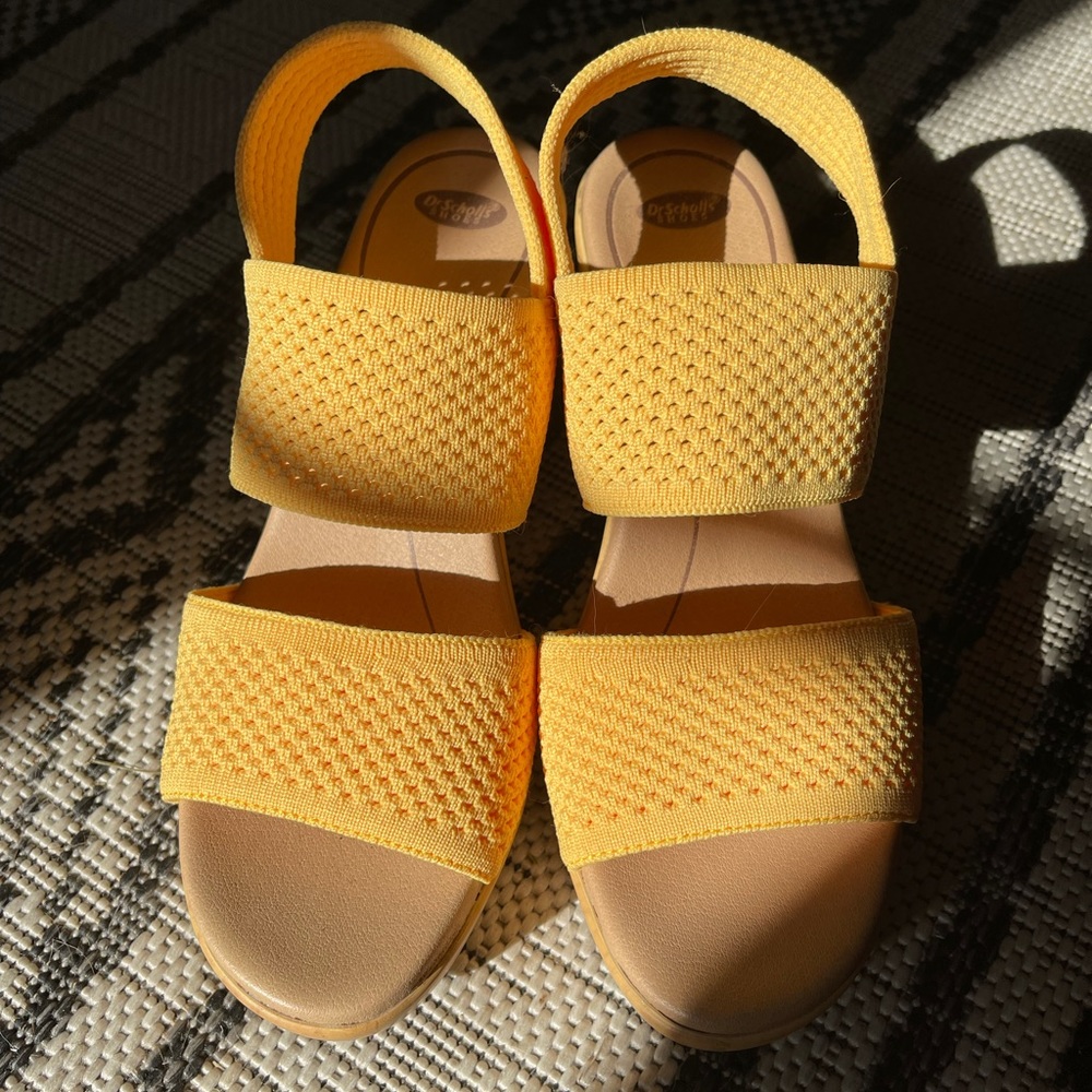 Dr Scholls yellow Sandals size 7 never worn.